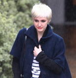 th_22177_KUGELSCHREIBER_Ashlee_Simpsonlooking_like_shes_in_a_good_mood_on_a_rainy_day_in_LA42_122_163lo.JPG