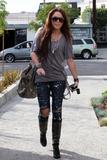 th_90035_Preppie_-_Miley_Cyrus_gets_morning_coffee_before_heading_to_Beverly_Hills_-_Jan._9_2010_711_122_470lo.jpg