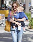 http://img205.imagevenue.com/loc201/th_443240168_Hilary_Duff_Out_and_About_with_Luca31_122_201lo.jpg