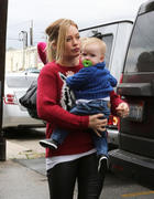 http://img205.imagevenue.com/loc241/th_548879124_Hilary_Duff_shopping_in_West_Hollywood16_122_241lo.jpg