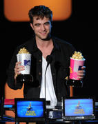 http://img205.imagevenue.com/loc3/th_99103_2010_MTV_Movie_Awards_Show156_122_3lo.jpg