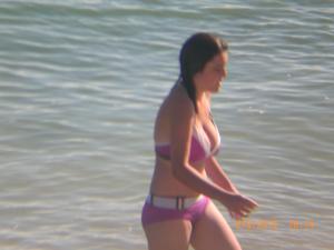 Spying Women On The Beach-m1mkldgxtk.jpg