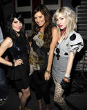 http://img205.imagevenue.com/loc485/th_02658_Ashley_Tisdale_2008-12-12_-_Z10061s_Jingle_Ball_-_On_Stage_5159_122_485lo.jpg