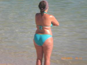 Spying-Women-On-The-Beach-k1mklcmj64.jpg