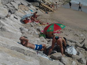 donna sulla spiaggia facendo topless 2013g3e7ig80v4.jpg