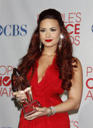 http://img205.imagevenue.com/loc559/th_441391610_DemiLovato01112012PeoplesChoiceAwards_PressRoom19_122_559lo.jpg