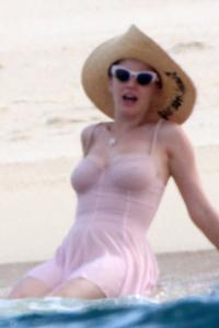 Katy-Perry-at-a-Beach-in-Cabo-San-Lucas%2C-Mexico-5_9_17-p6af0uuon4.jpg