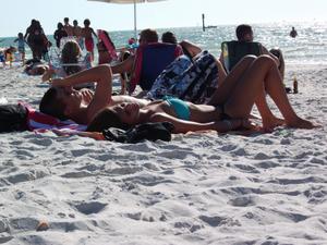 Sexy Girls On The Beach Candids 2013-u301fjoom1.jpg
